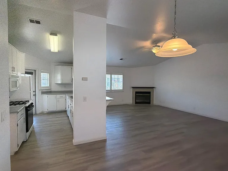 4728 Courtland Ln — Photo 4