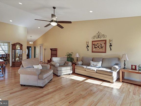 4th image of 290 Arapaho Ln