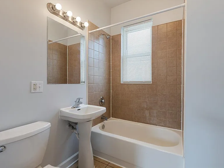 1234 W 49th Pl #2R — Photo 8