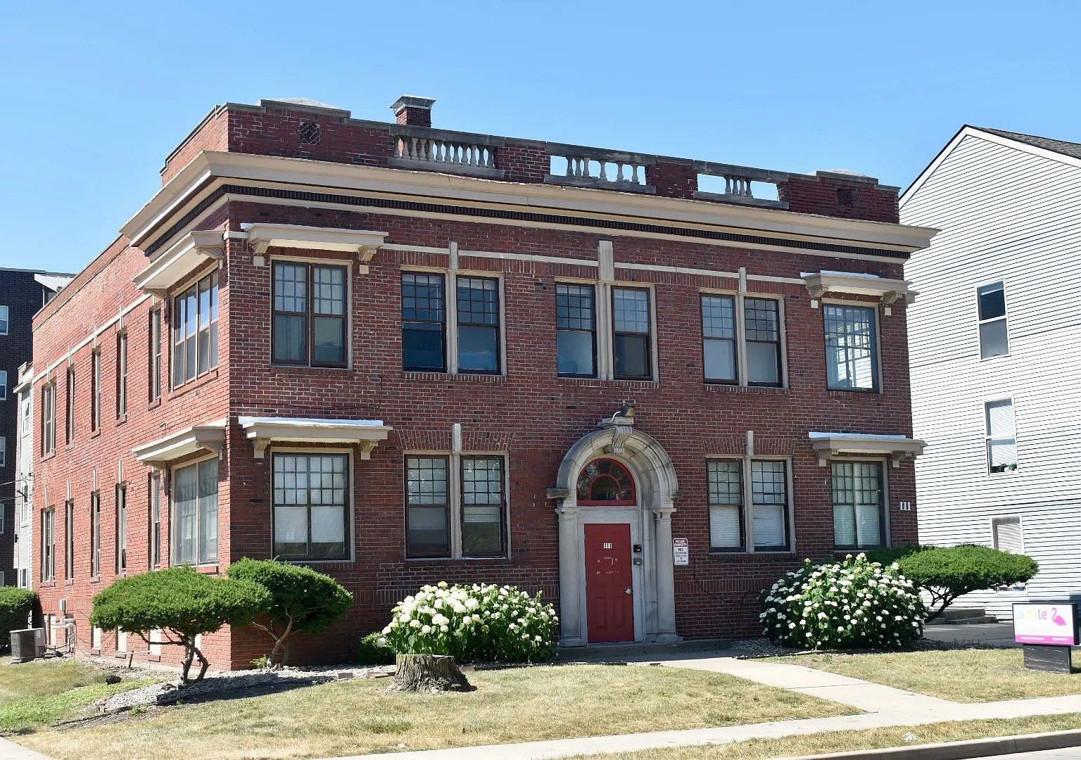 111 E Springfield — Photo 2