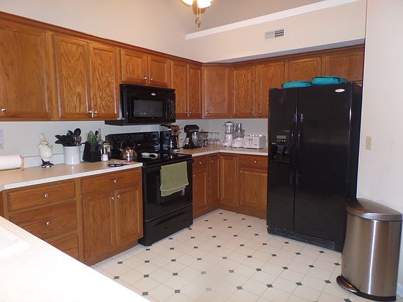 Huge eat-in-kitchen with tons of cabinets & newer appliances