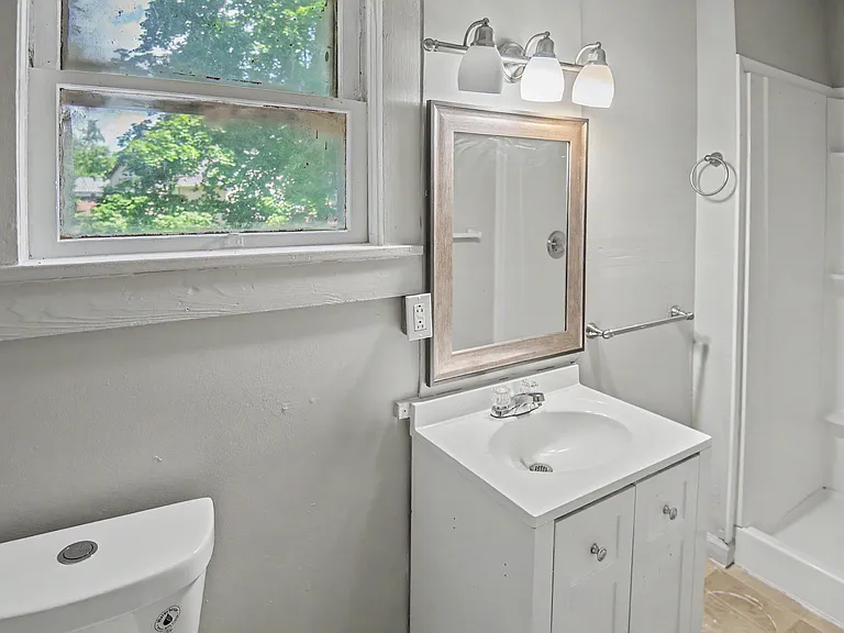 240 Warren Ave — Photo 10