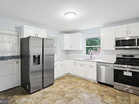 4th image of 1405 Spruce Ave