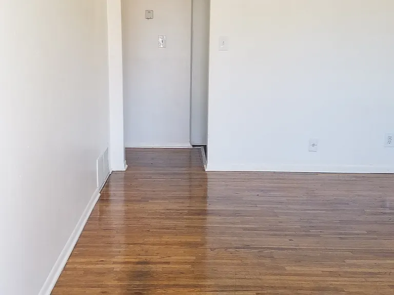 5564 S Grant St — Photo 2