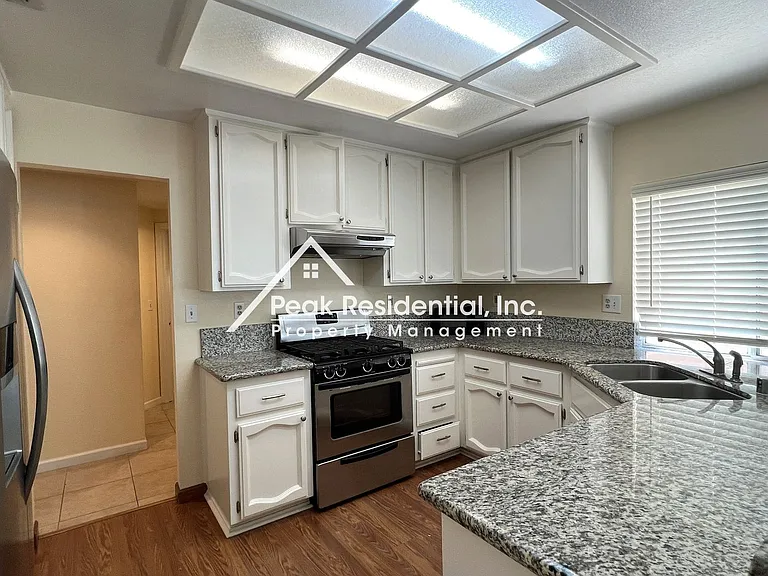 402 Harlow Ct — Photo 9
