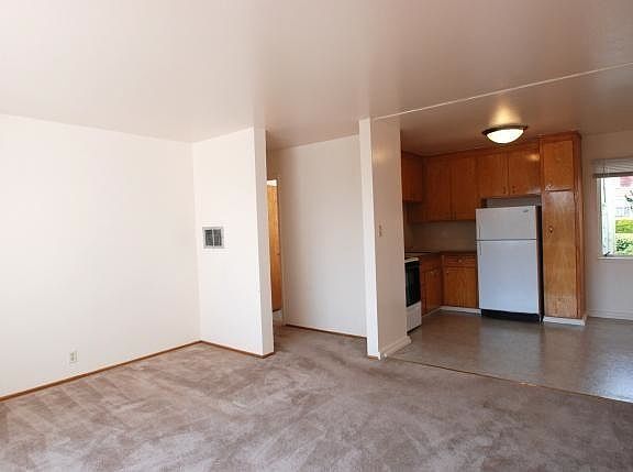 2nd image of 471 Fair Oaks St