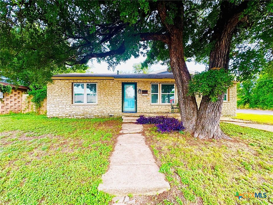 1st image of 2402 Oak Dr