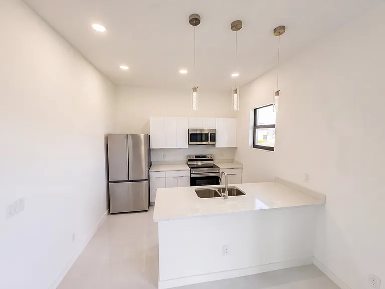 477 Rayford St — Photo 4