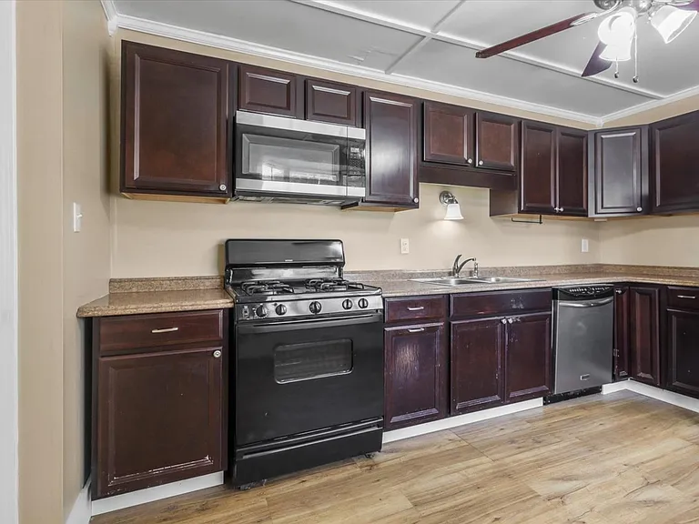 2352 Yorkshire Dr — Photo 6