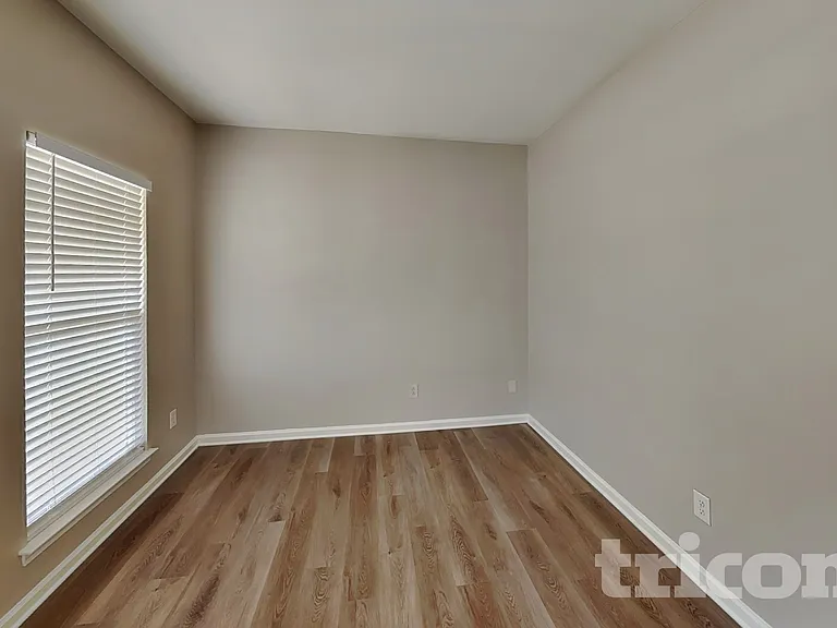 1002 Hollingdale Ct — Photo 16