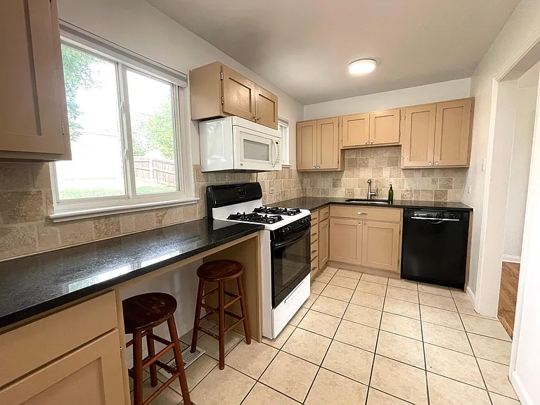 4895 Beach Ct — Photo 15
