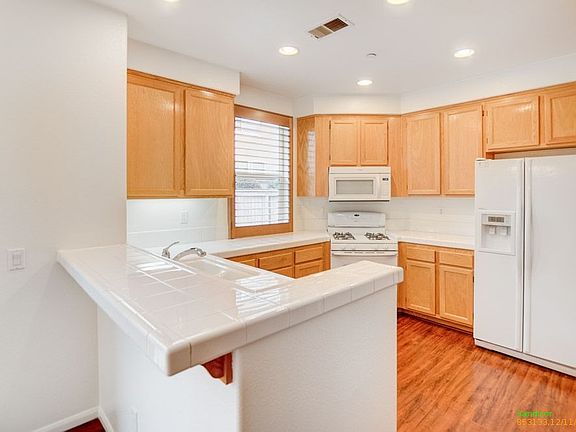 4th image of 185 Aurora Ave