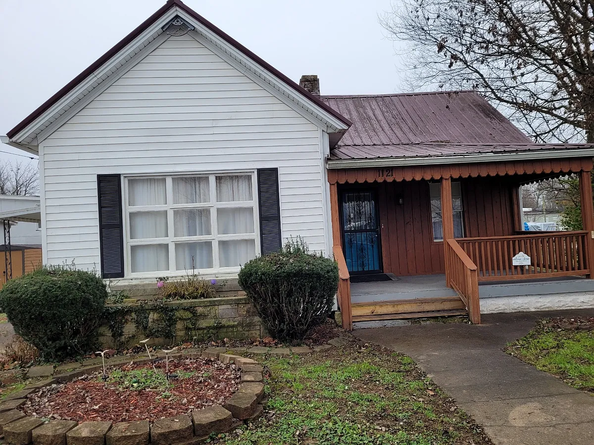 Building Photo - 1121 Elm St