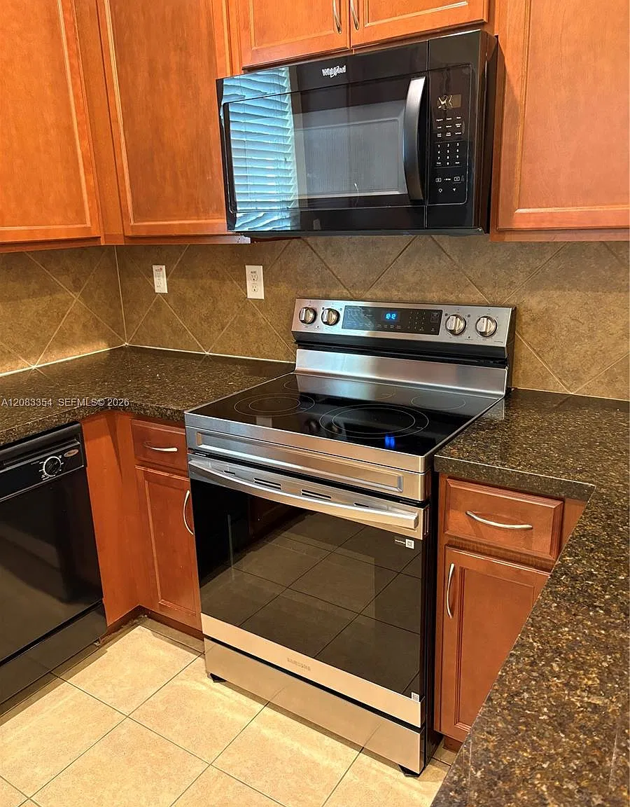 3 bed, 2.5 bath, 1660 sqft, $3,150 — Photo 2