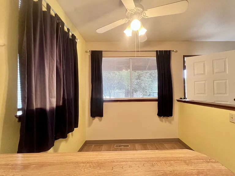915 Clover Dr — Photo 7