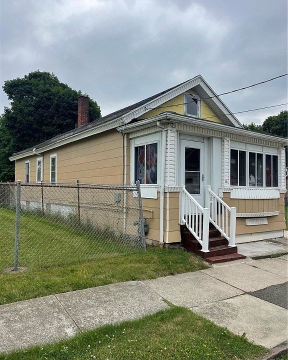 2nd image of 261 Grape St