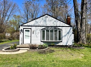 34016 Richland St, Livonia, MI 48150