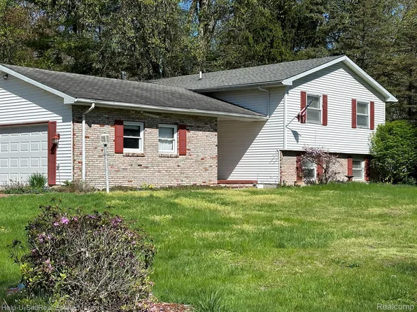 5909 Lakeshore Rd, Fort Gratiot, MI 48059