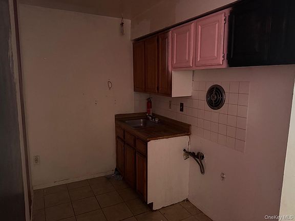 4th image of 3234 Wickham Avenue