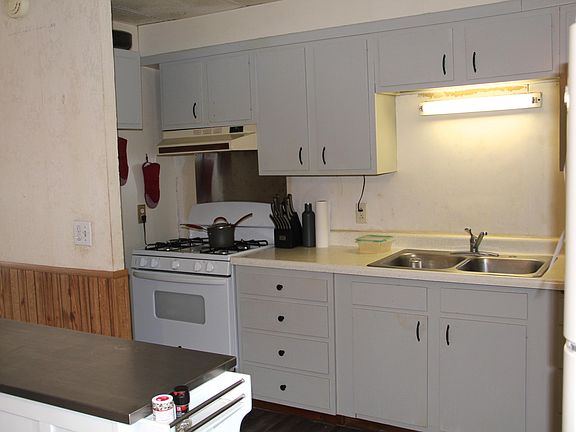3rd image of 805 Grand Rapids St
