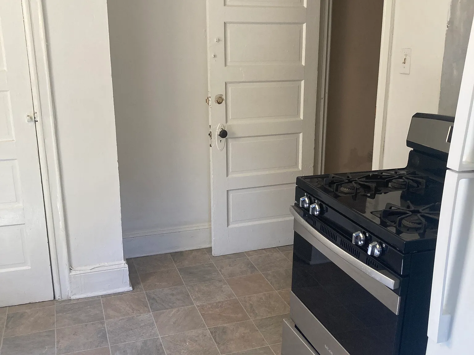 1 bed, 830 sqft, $1,100 — Photo 3