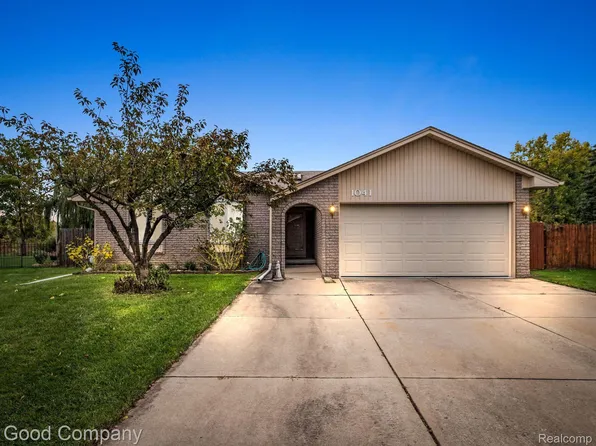 1041 Milverton Dr, Troy, MI 48083