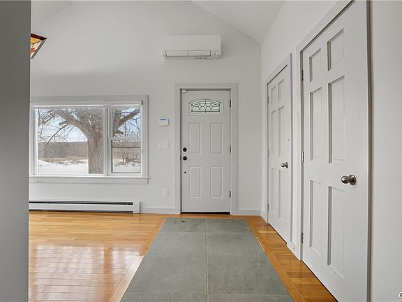 4th image of 1091 Albany Post Rd