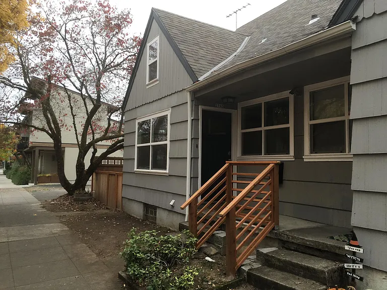 2545 SE Ankeny St — Photo 1