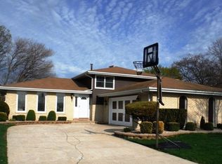 10713 S Palos Dr, Palos Hills, IL 60465