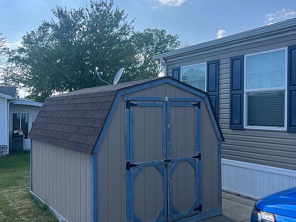 Exterior Image-2-Clayton Pikewood Manor