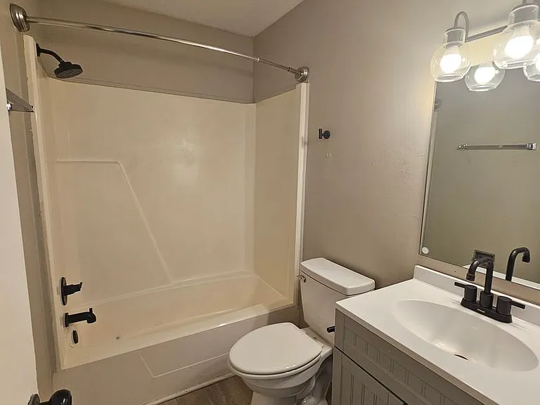 5416 N Linwood Ave — Photo 2