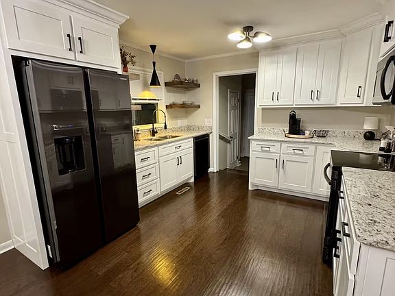 5th image of 402 8th St