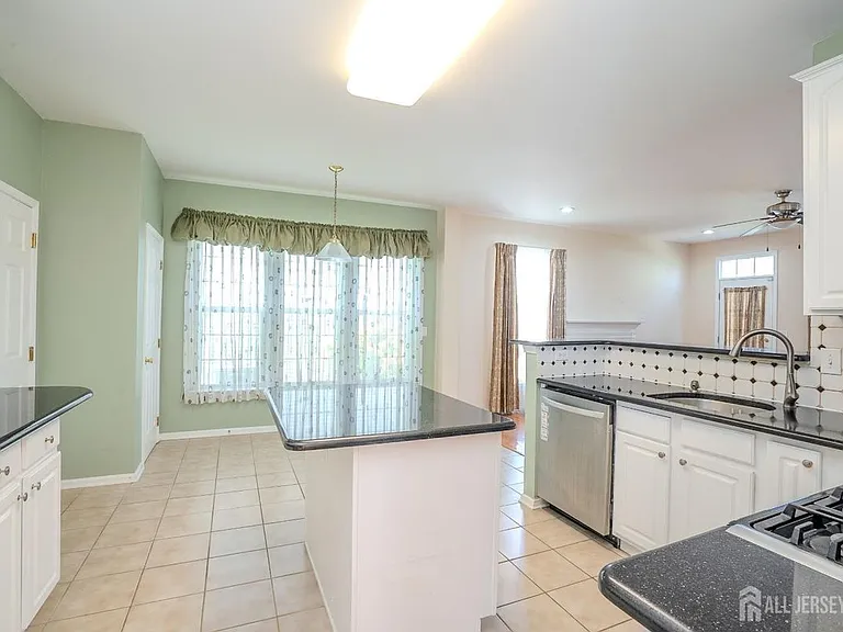 31 Hawthorn Dr — Photo 17
