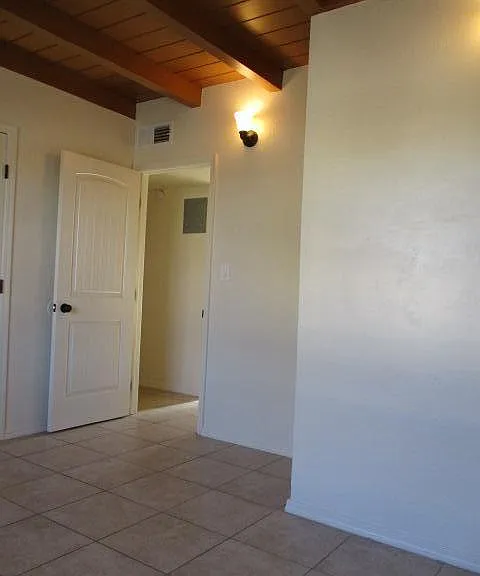 bedroom, master - queen size