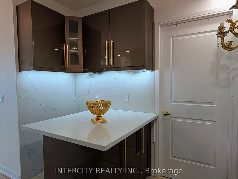 9201 Yonge St #1602 — Photo 5