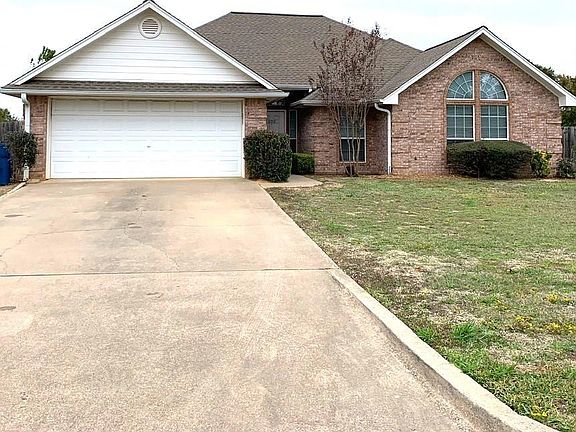 3rd image of 829 Greenwood Cir