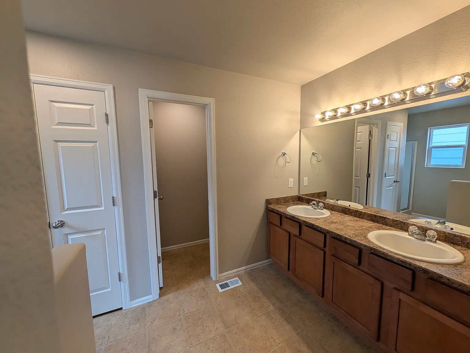 5125 Goldking Rd — Photo 2