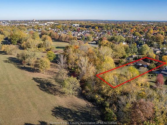 2nd image of 3055 Lauzon Rd
