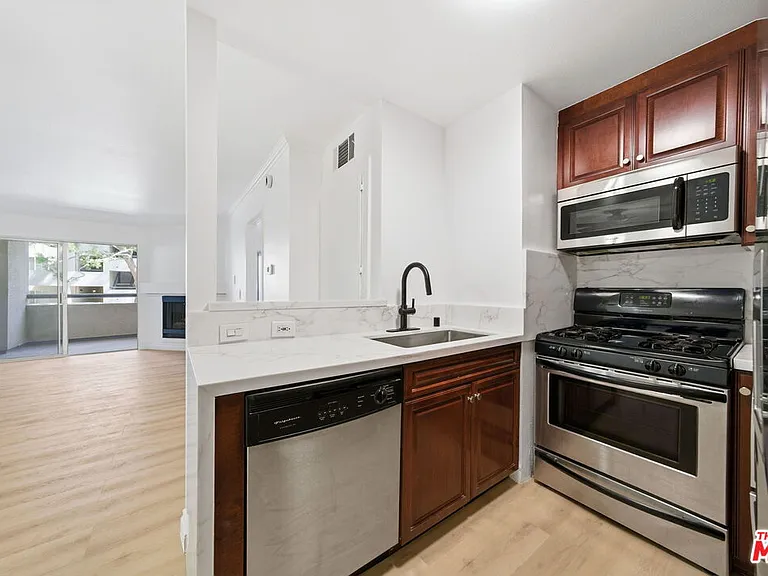 5530 Owensmouth Ave #133 — Photo 4