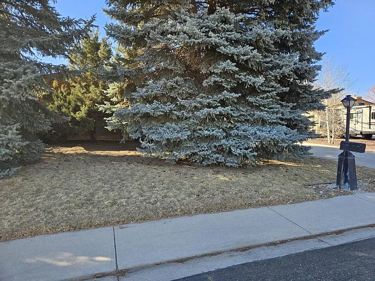 2425 Emery St — Photo 2