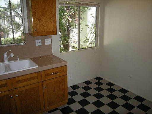 5th image of 54 N Parkwood Ave APT 03