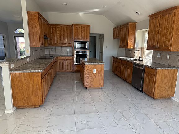 4th image of 923 Parish Ct
