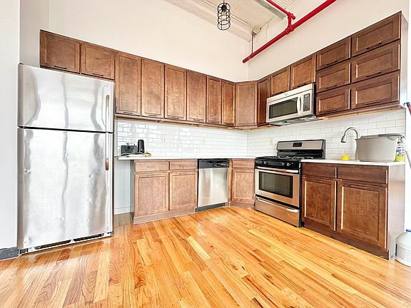 3rd image of 255 McKibbin St #513