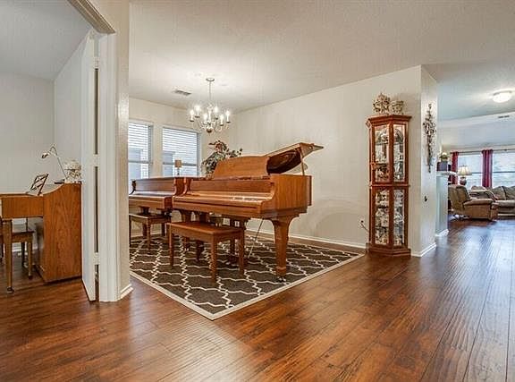 4th image of 1028 Grimes Dr