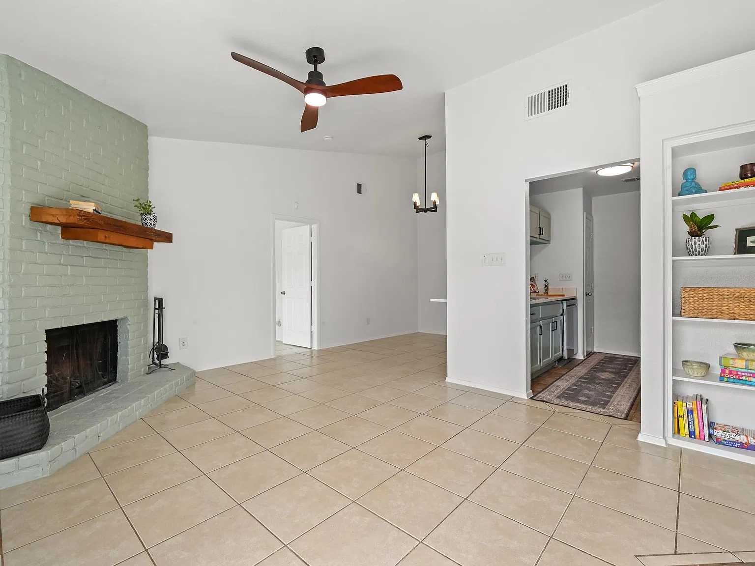 2 bed, 2.0 bath, 888 sqft, $1,950 — Photo 2