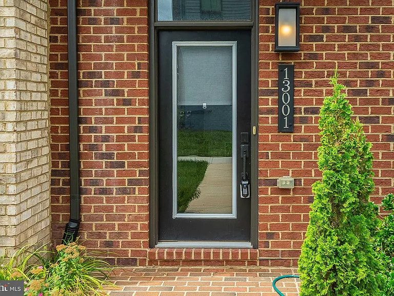 13001 Hattontown Sq — Photo 1