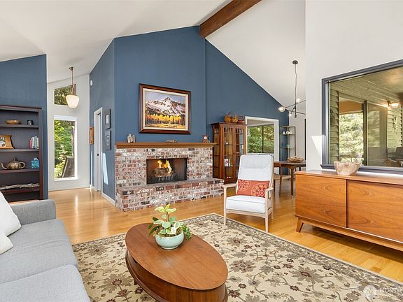 4th image of 10621 Battle Point Drive NE