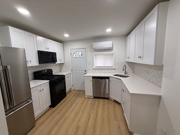 3rd image of 1413 N Vodges St