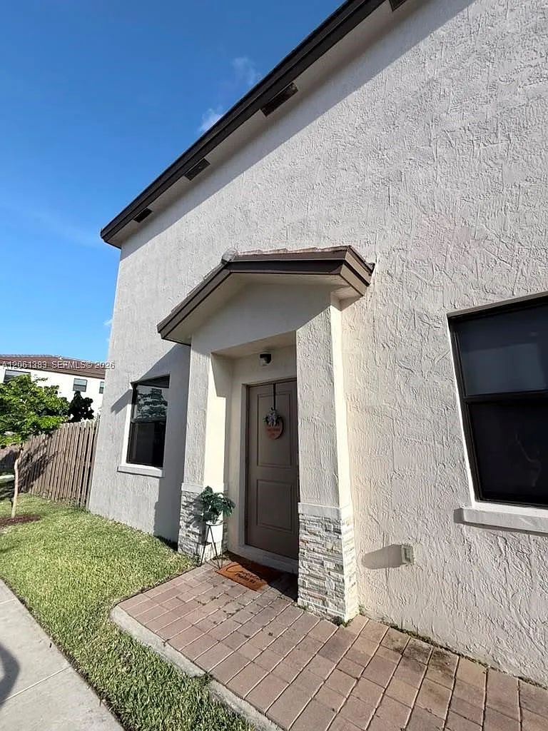 3 bed, 2.5 bath, 1812 sqft, $3,600 — Photo 2