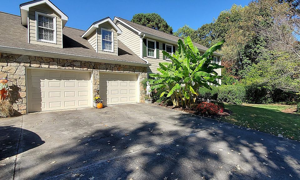 1st image of 400 Somerset Ln SE
